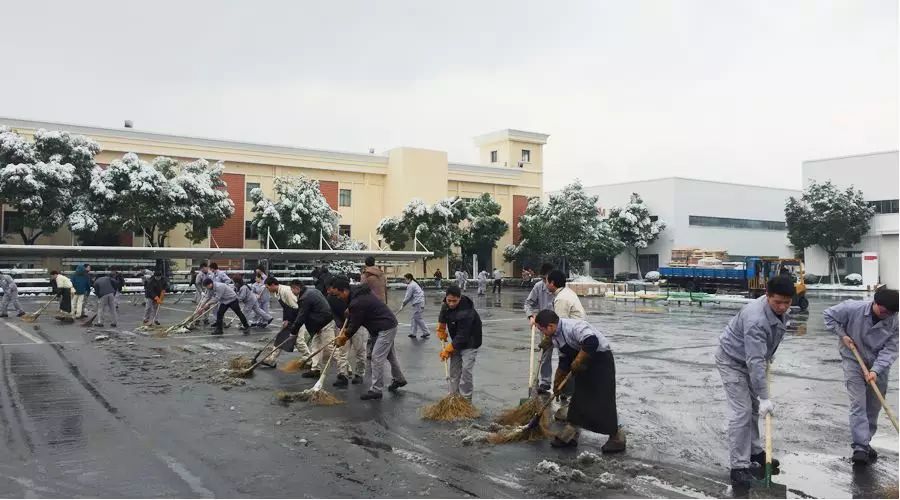 “瑞雪兆豐年”— 西尼機(jī)電組織員工掃雪除冰確保生產(chǎn)安全